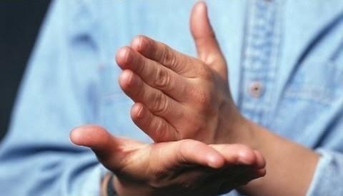 ¿Por qué movemos las manos al hablar? No es solo para explicarnos mejor a los demás.