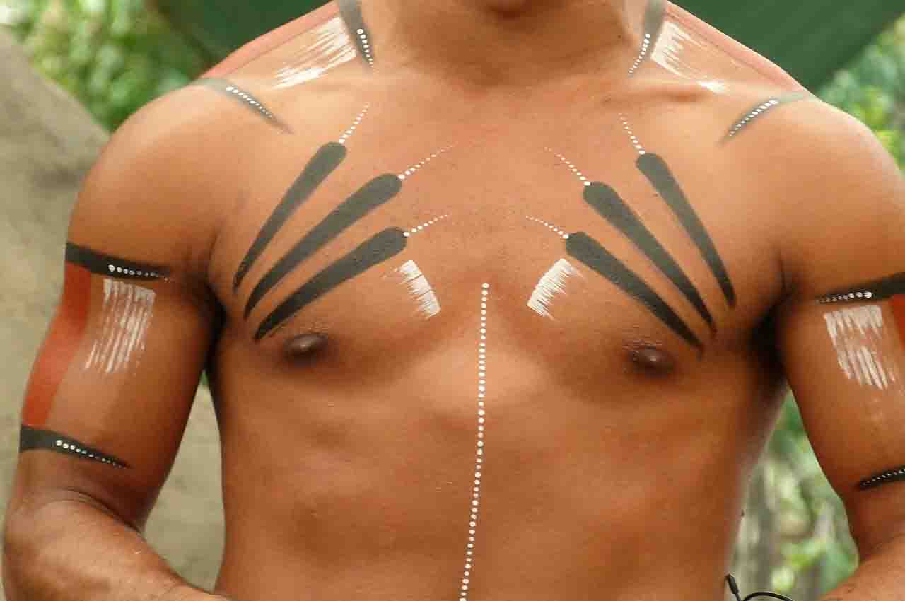 instrumentos de tatuaje para tatuar en las tribus