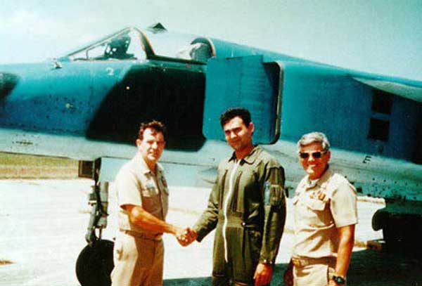 El piloto que burló dos veces la dictadura cubana, Orestes Lorenzo, en la base de Florida en la que aterrizó.