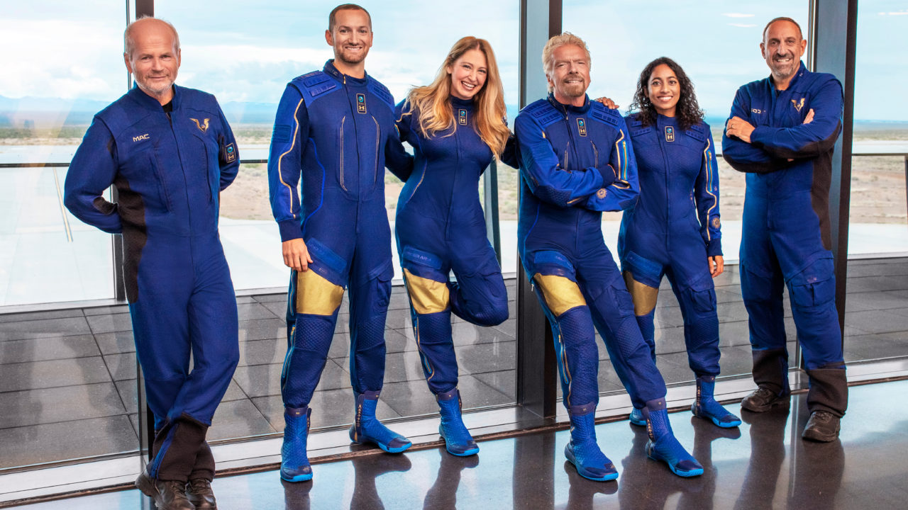 La carrera espacial de los millonarios está en curso. En la imagen, Richard Branson y su equipo.