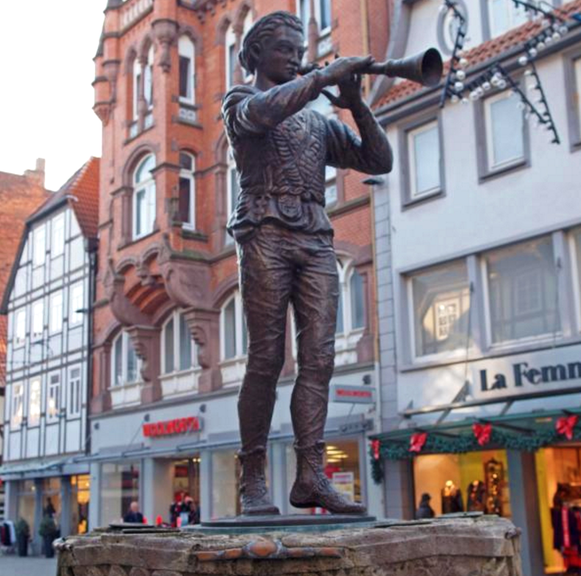 La imagen del flautista aparece en toda la ciudad, y su recuerdo.