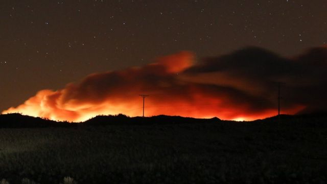 Los dragones de nubes con aliento de fuego amenazan California.