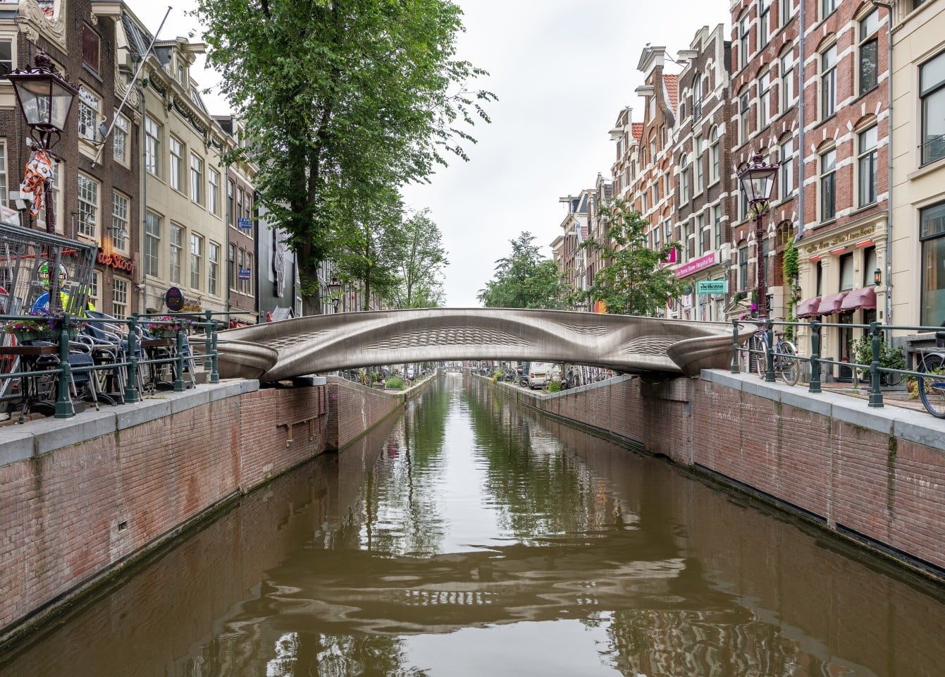 El primer puente impreso en 3D del mundo es una nueva atracción en Países Bajos.