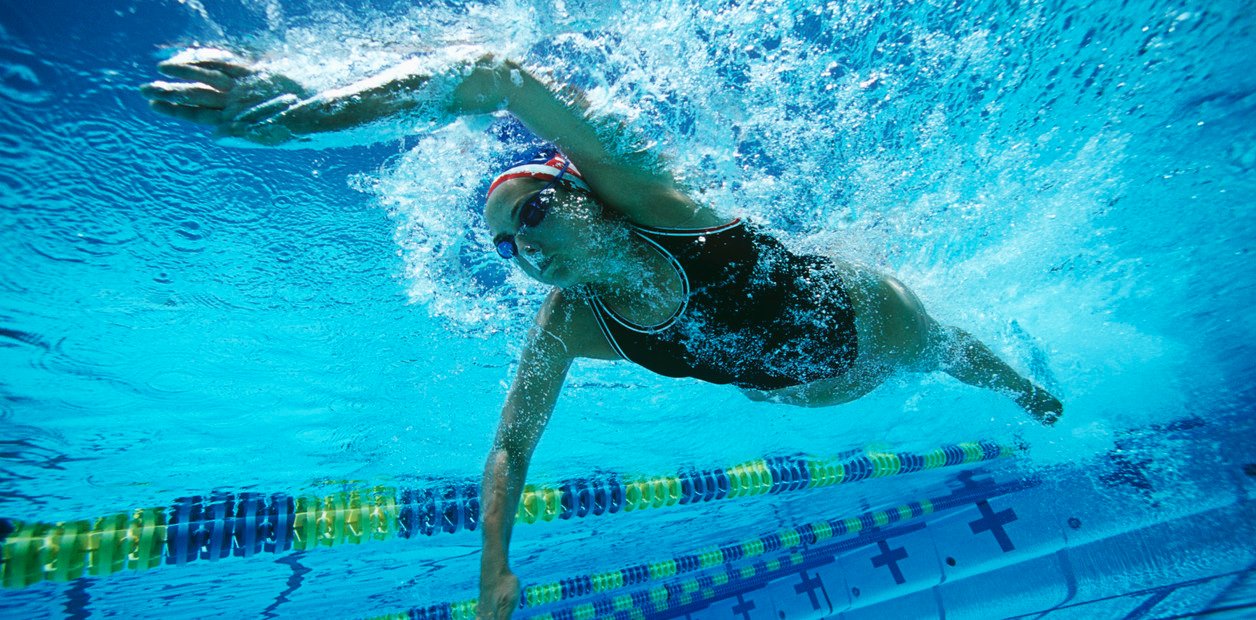 La natación ayuda al desarrollo cerebral de diversas maneras.