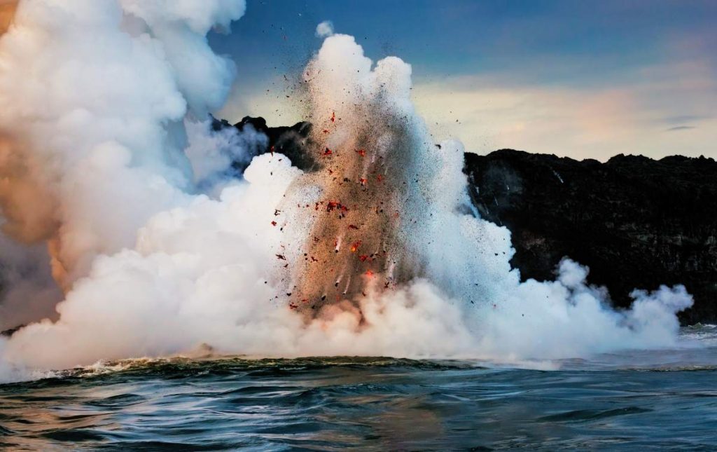 El riesgoso encuentro de la lava y el mar está muy cerca en la isla de La Palma.