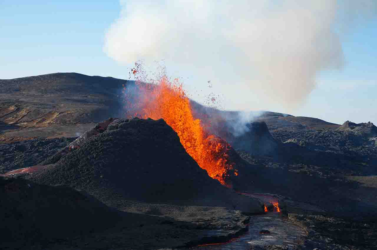 el magma al salir del volcán se convierte en lava
