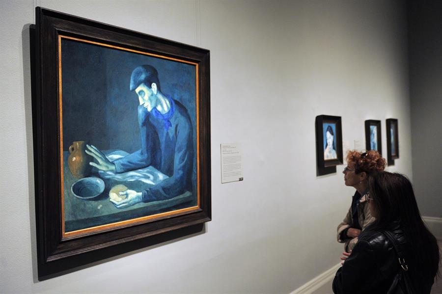Encima de esa pintura, Picasso pintó su obra célebre La comida del ciego.