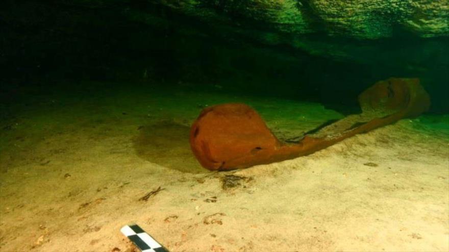 Una canoa maya milenaria fue desenterrada casi intacta.