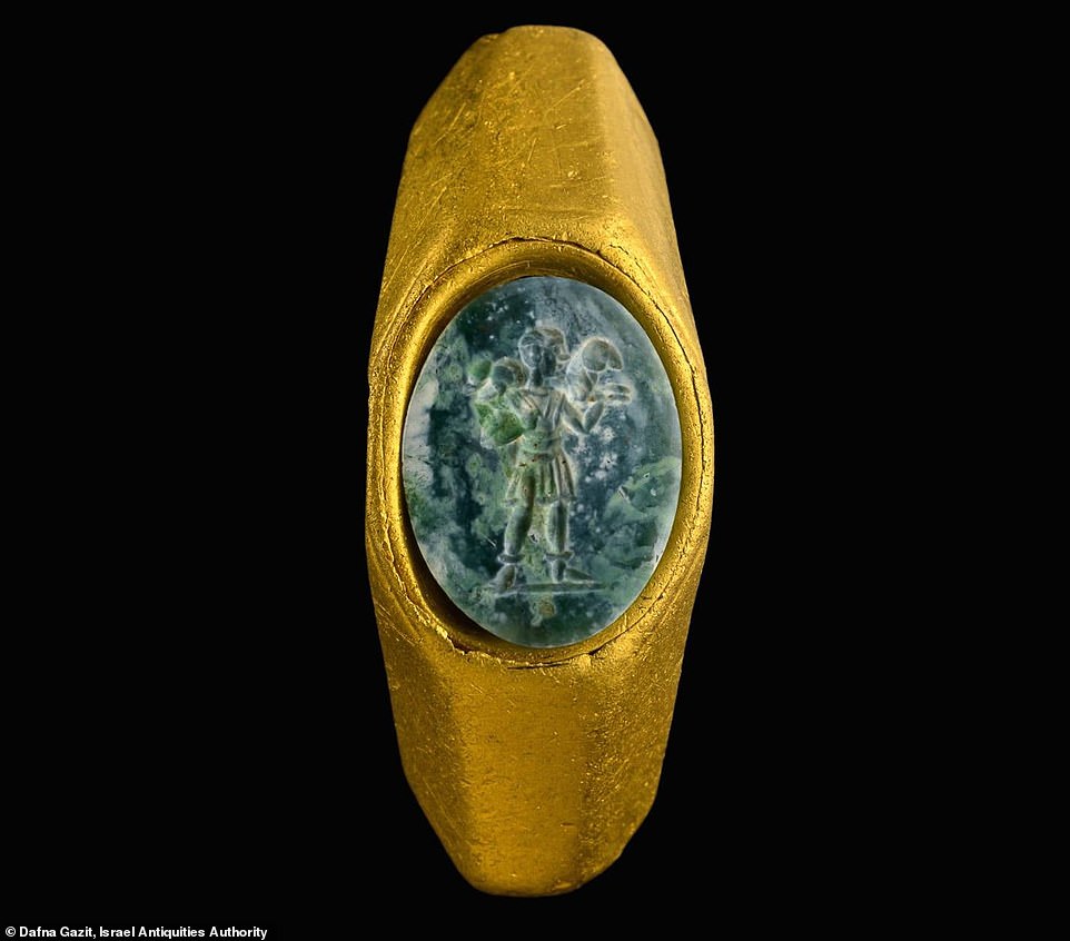 El anillo de 17 siglos rescatado del fondo del mar lleva la imagen de Jesús.