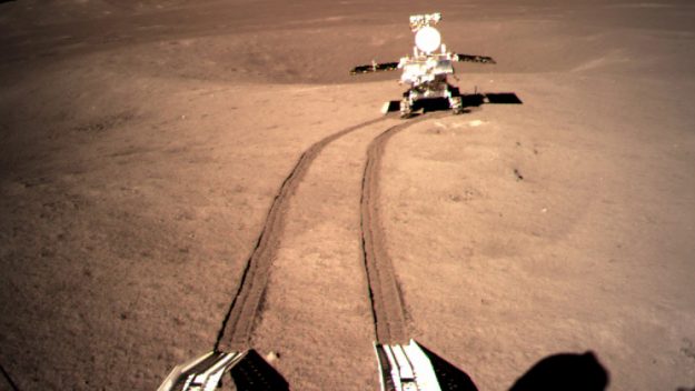 El rover Yutu 2 tiene ya tres años en la luna.