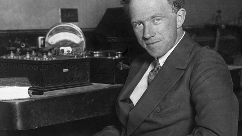 Este es Werner Heisenberg, quien experimentó con los cubos de uranio.