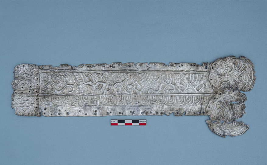La placa milenaria con una diosa en toples fue hecha en plata.