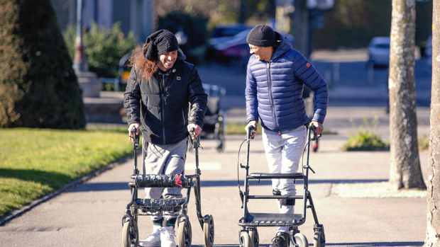 El implante que hace andar a personas parapléjicas brinda grandes esperanzas.