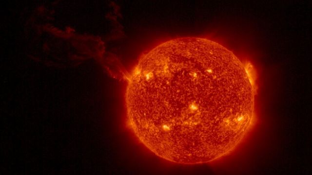 La más grande erupción solar jamás vista, en la imagen.