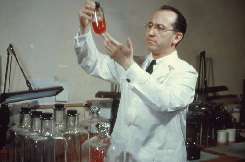 Él es Jonas Salk, el descubridor de la vacuna de la polio.