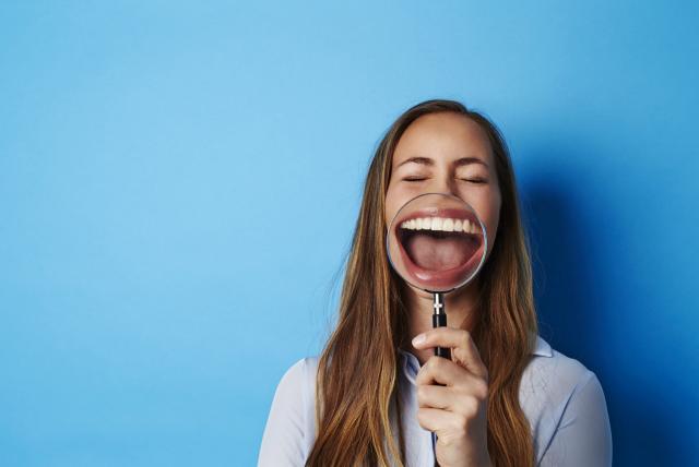 La risa nos ayudó a sobrevivir como especie, según un estudio.