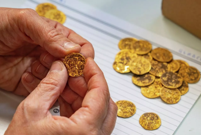 El hallazgo de 44 monedas de oro bizantinas en Israel fue emocionante.