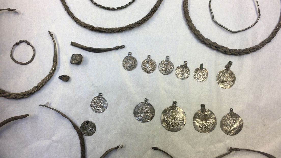 El tesoro vikingo de plata cuenta con brazaletes, monedas, anillos.