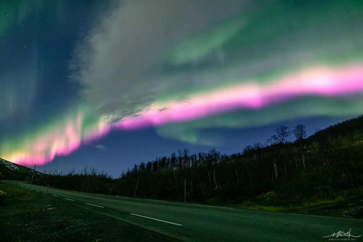 La rara aurora boreal rosa de Noruega alcanzó un gran esplendor.
