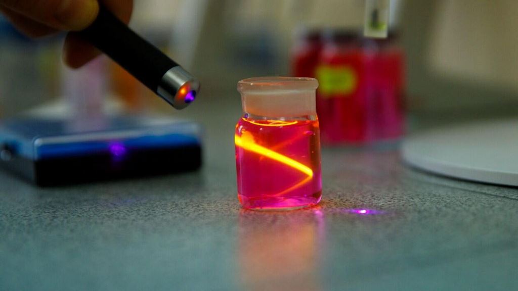 La creación de una molécula “luciérnaga” ayudaría a rastrear ciertos fármacos.