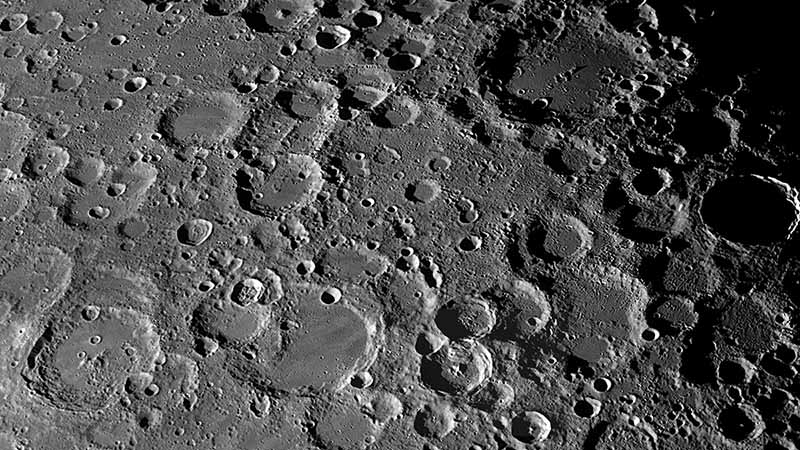 La luna está llena de cráteres ya que su atmósfera no los detiene.