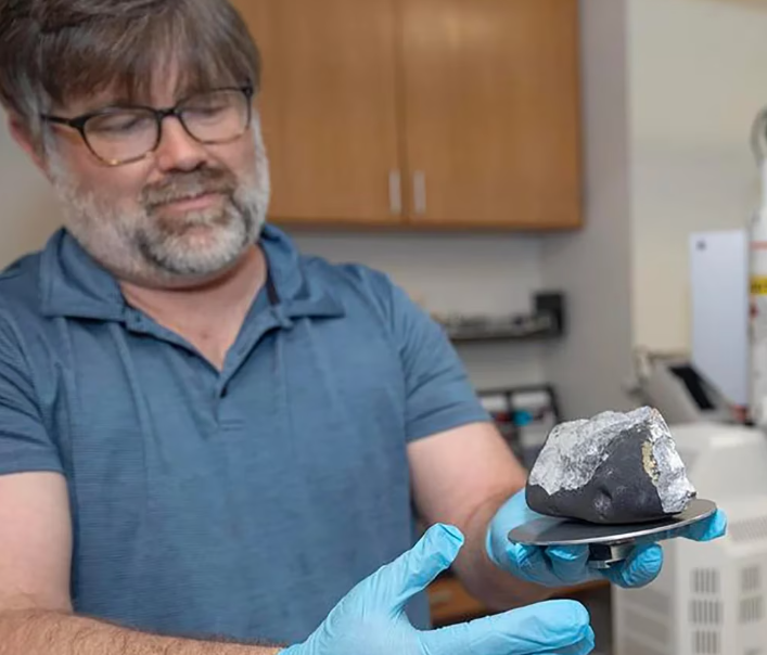 El meteorito pesa alrededor de un 1 kg, y estaba caliente cuando lo encontraron.