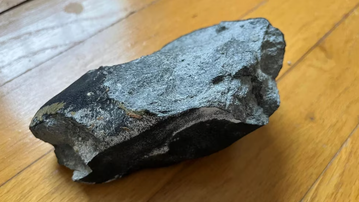 Este es el meteorito que cayó sobre una casa.