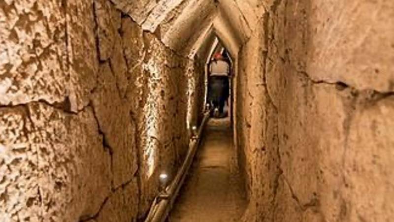 Este es el túnel que estaría cerca de la tumba de Cleopatra.