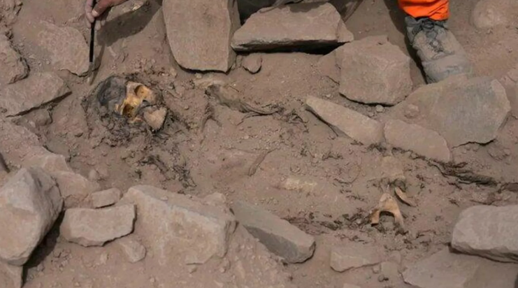 La momia prehispánica bajo un basurero apareció en Lima.