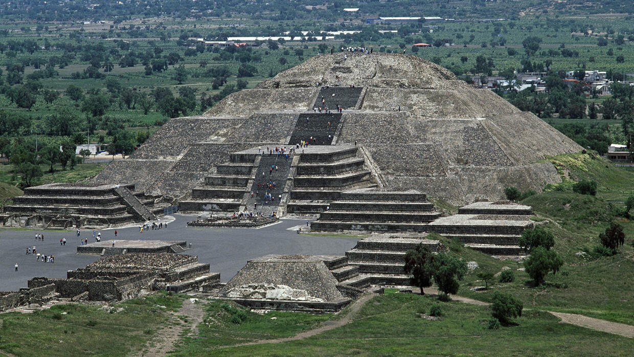 La pirámide es muy visitada por millones de turistas.