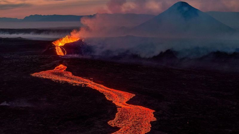 El volcán bebé que surgió en Islandia continúa creciendo.