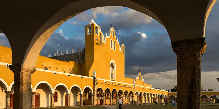 Este es el convento de San Antonio de Padua en Izamal.
