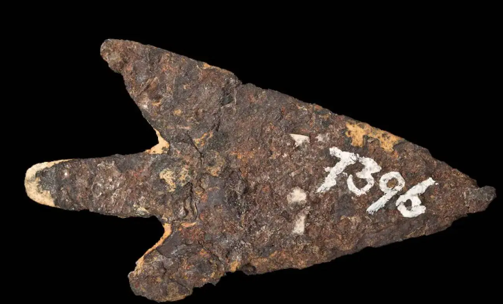 La punta de flecha hecha de meteorito se encontró en Suiza.