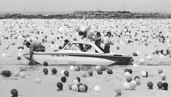 Al caer sobre el lago, los globos propiciaron una tragedia.