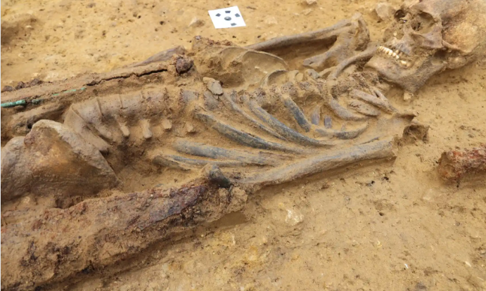 La postura del esqueleto indica que estuvo en un ataúd.