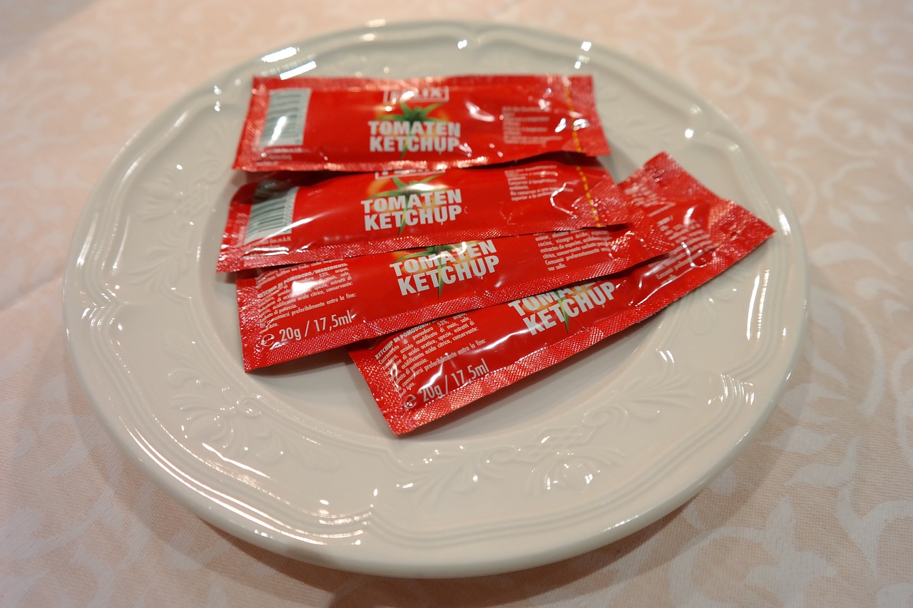El ketchup se comercializa en frascos y sobres