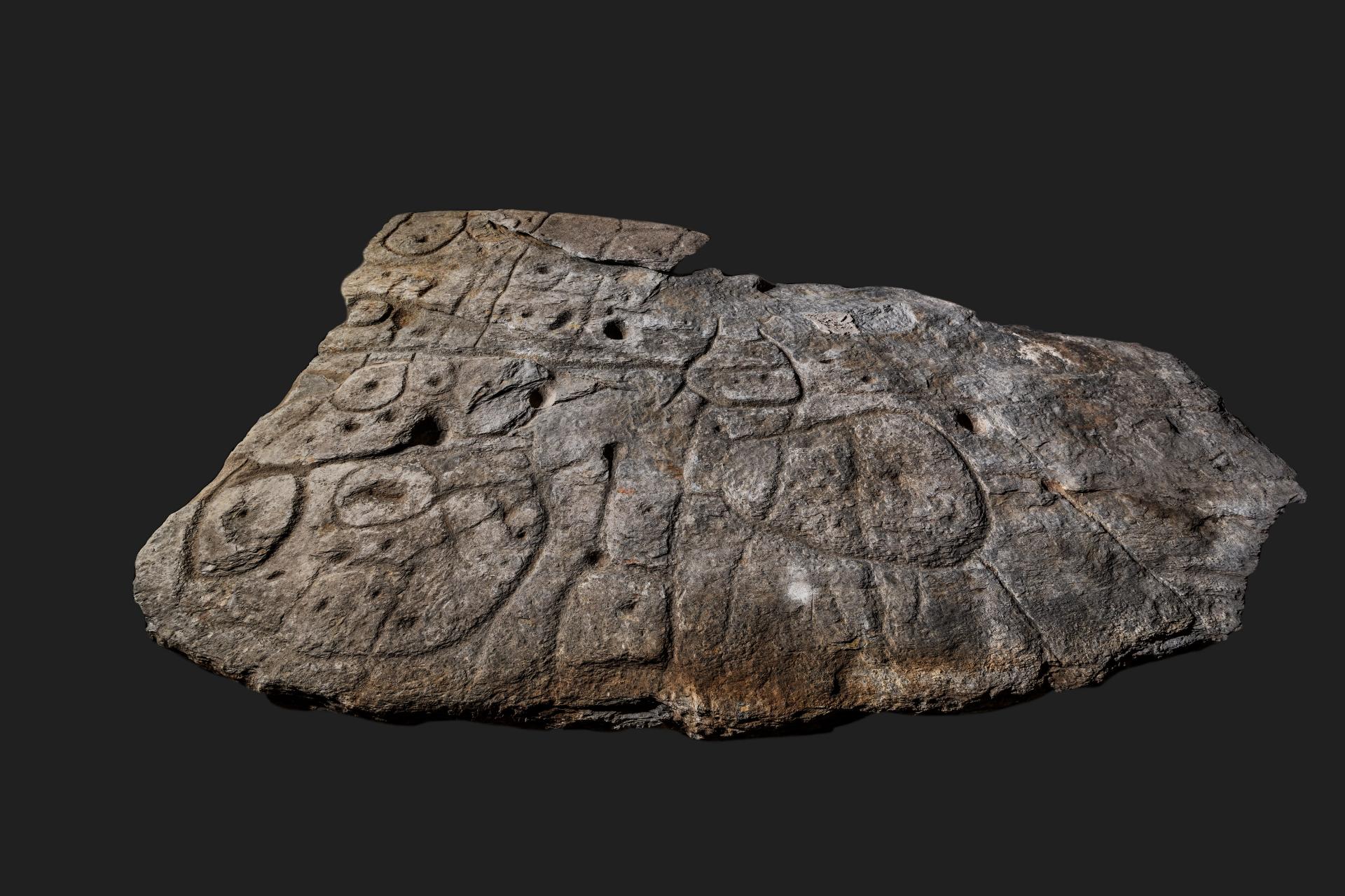 El mapa del tesoro grabado en roca es una gran promesa arqueológica.