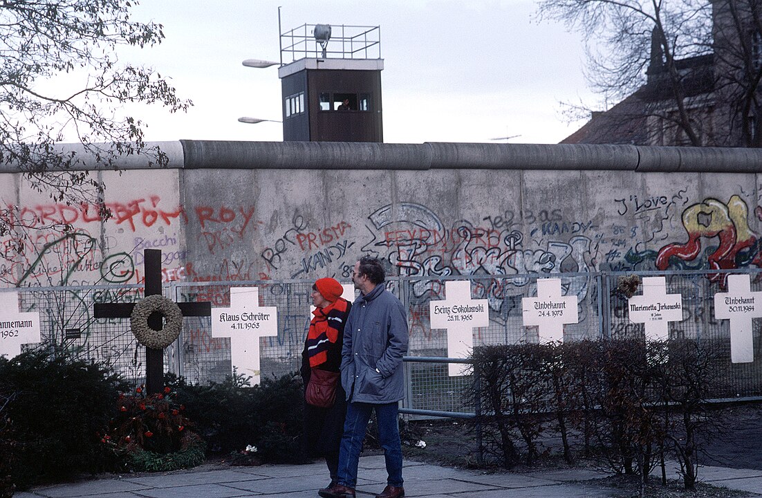 Cruces simbólicas en el Muro de Berlín