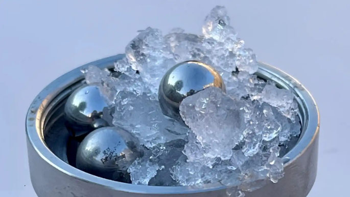 El exótico hielo del espacio se replicó en un experimento.