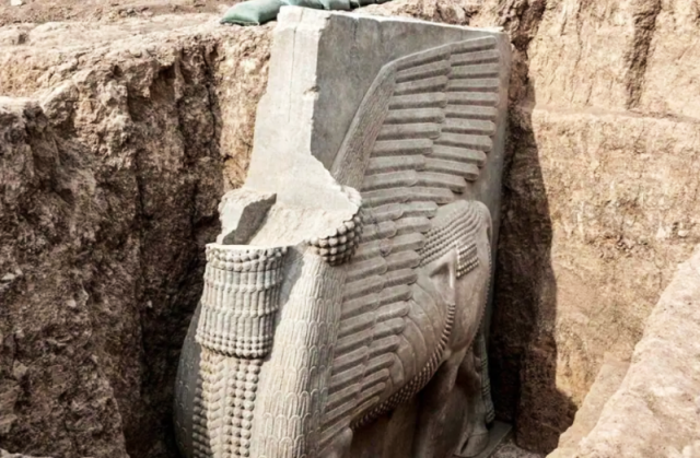La cabeza humana de la estatua había sido extraída por saqueadoras.