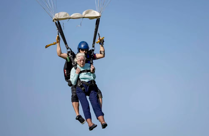 La paracaidista de 104 años rompió un récord mundial.