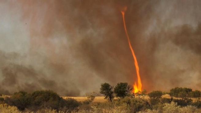 El fuego forestal escala en Australia generando tornados ardientes como este.