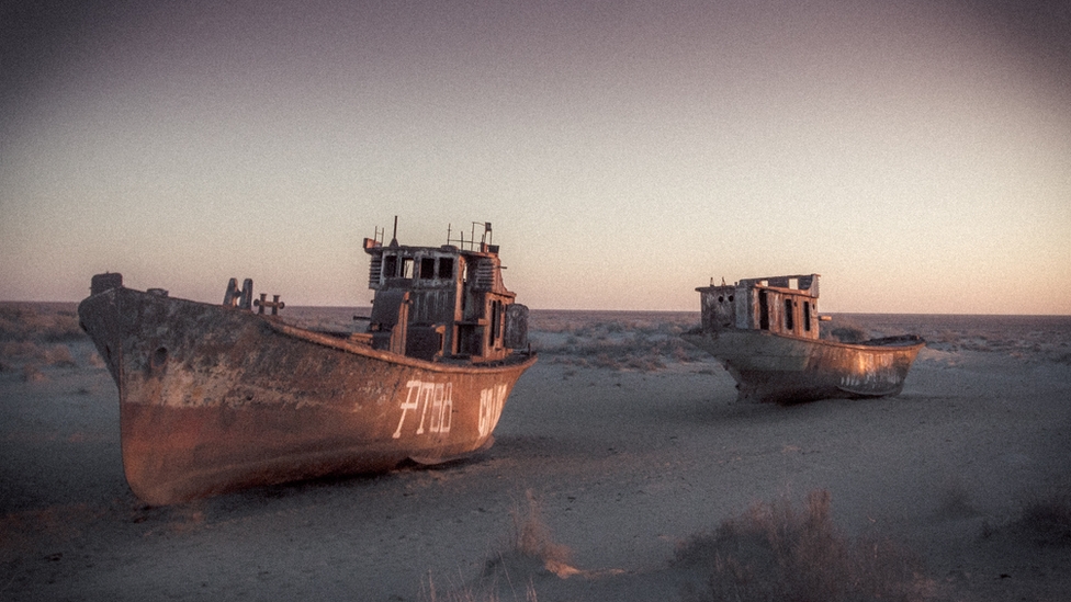 La desaparición del Mar de Aral dejó imágenes de catástrofe como estos barcos en la arena.
