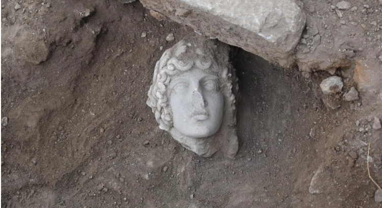 La enorme cabeza de Apolo hallada sorprendió a los arqueólogos.
