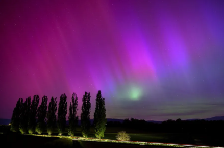 La tormenta solar que golpea la Tierra genera inusuales auroras boreales.