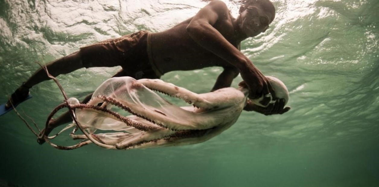La tribu que bucea como peces, los Bajau, viven la mayor parte de su jornada bajo el agua.