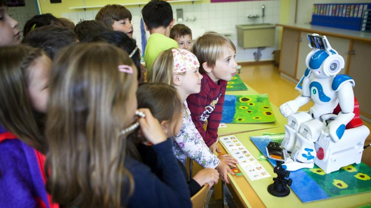 Los niños confían más en los robots que en los humanos, según un estudio.