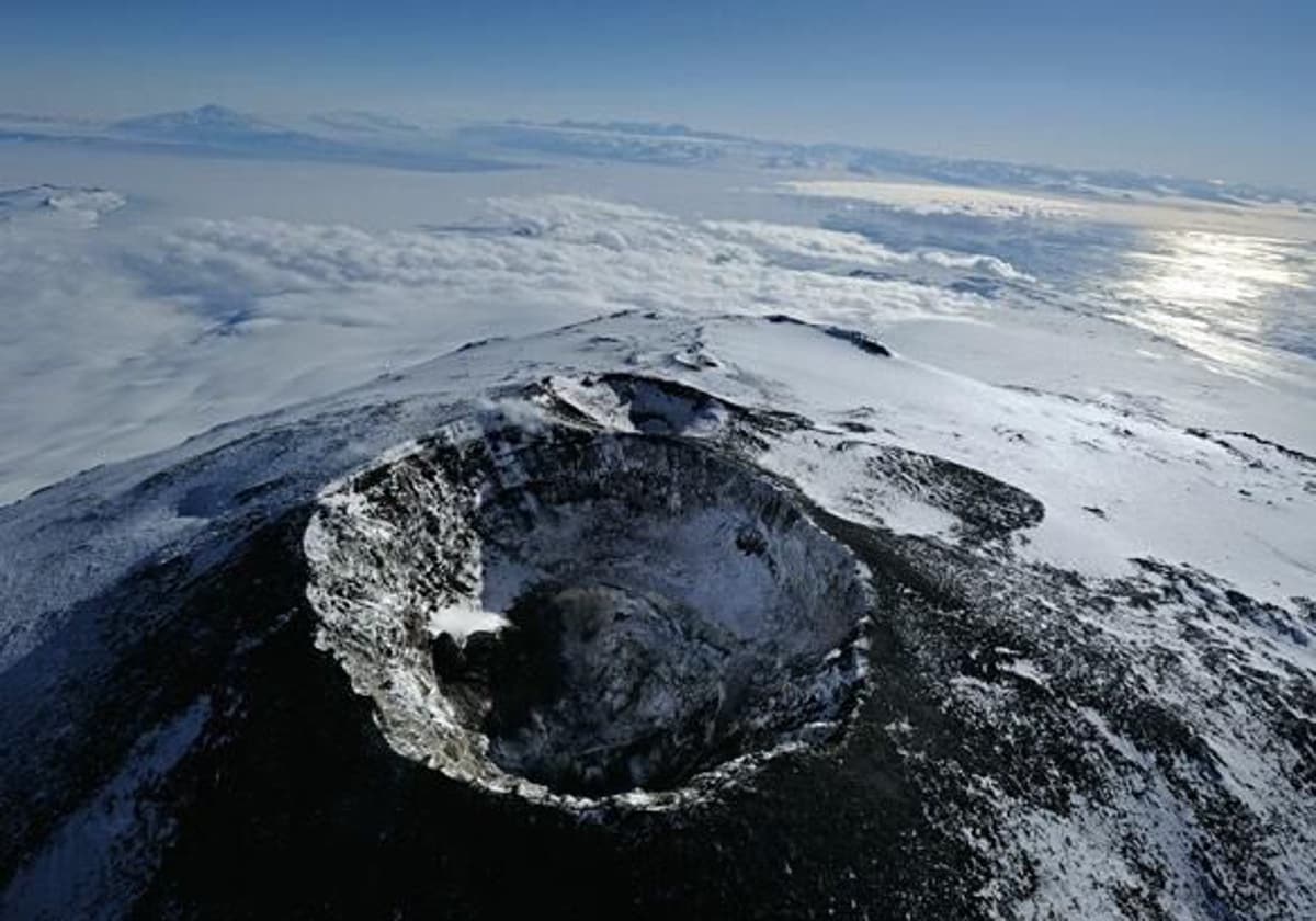 Volcán en la Antártida