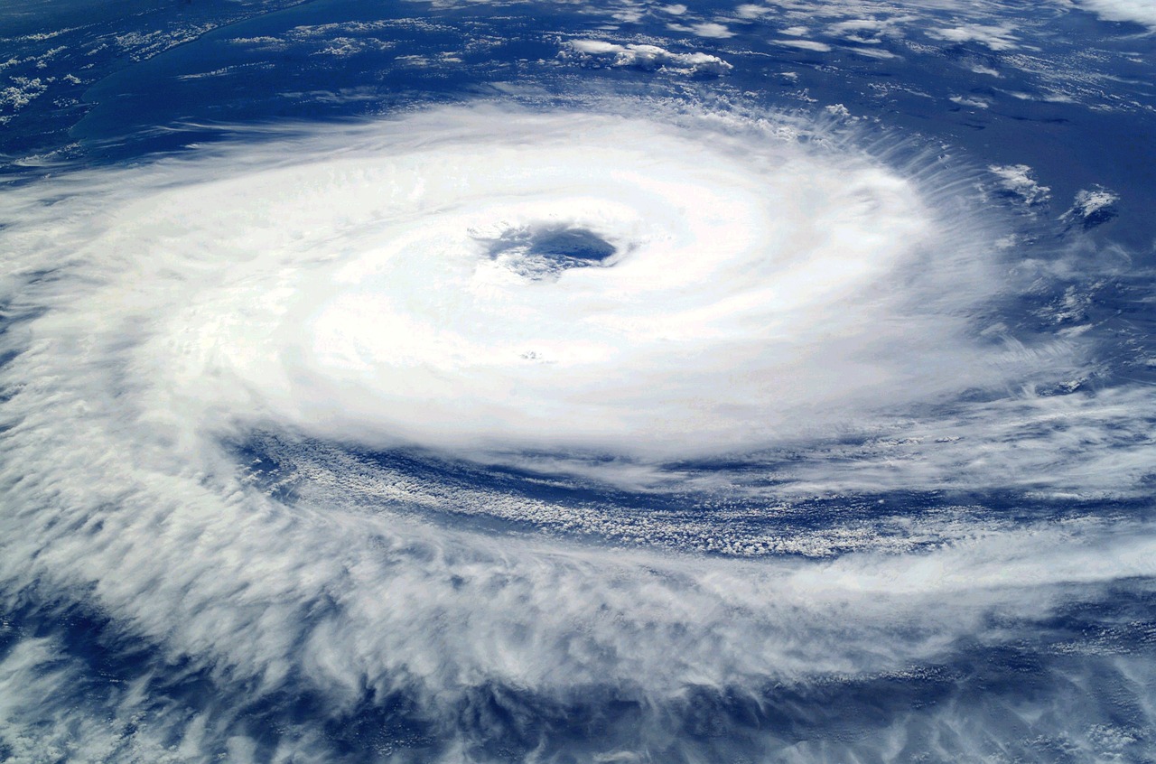 huracán visto desde un satélite