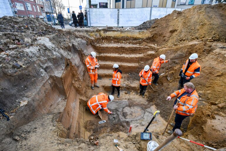 Esperan hallar más restos durante la excavación.